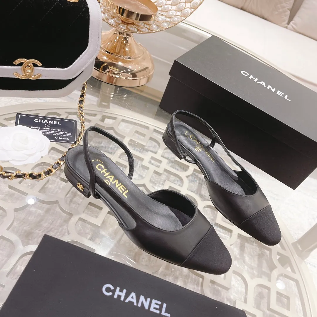 👟👟Ex-factory price 440👟👟 Chanel - Spring and summer classic color-blocked low-heeled side hollow sandals ⚠ Fashionable catwalk style❤ Mixed splicing colors, hollow toe style on the inside, 2.5cm thick heel and small logo embellishment, a fashionable interpretation! How to match the series to look good! Original customized wood-colored leather outsole, imported sheepskin surface, goatskin lining for feet... 35-40 regular sizes (41.42, 43 custom-made, non-returnable) 🎁Latest full set of packaging at the counter